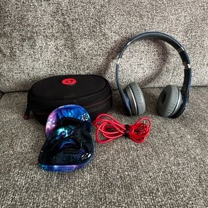 Beats by Dre wireless solo, dark blue with case, ear covers and charger